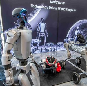 Πανύψηλο ανθρωποειδές ρομπότ…δίνει κλωτσιές και γονατιές σε μικρότερο ρομπότ! vid