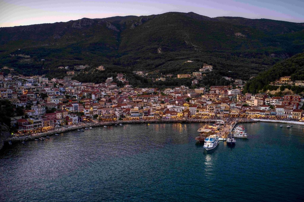 Οι Έλληνες «ψηφίζουν» κοντινά νησιά, κάνουν πιο σύντομα ταξίδια και κλείνουν εισιτήρια την τελευταία στιγμή