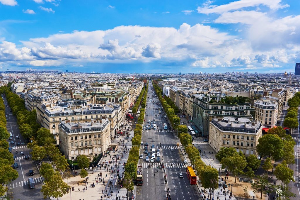 Champs-Élysées – Παρίσι: Το 20% των ακινήτων της «ωραιότερης λεωφόρου του κόσμου» ανήκει στο Κατάρ