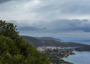 Με βροχές και καταιγίδες κάνει “ποδαρικό” η νέα εβδομάδα – Πού θα είναι έντονα τα φαινόμενα