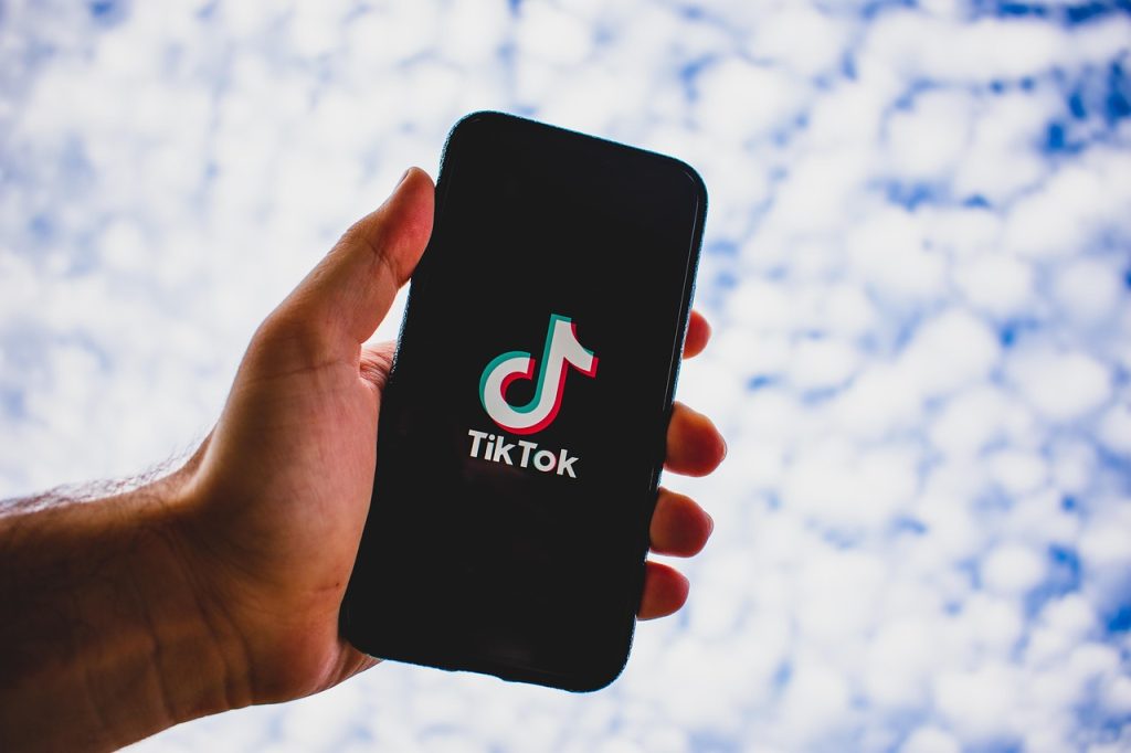 Γαλλία: Έρευνα για τον αλγόριθμο του TikTok που ενδέχεται να ωθεί ανηλίκους “προς την αυτοκτονία”