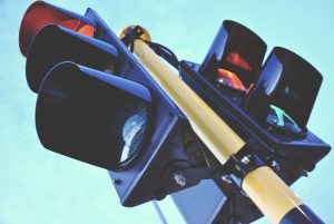 Σοκαριστικό ατύχημα στην Κίνα: Άνδρας έπεσε πάνω σε φανάρι που του “κόλλησε” στο κεφάλι, vid