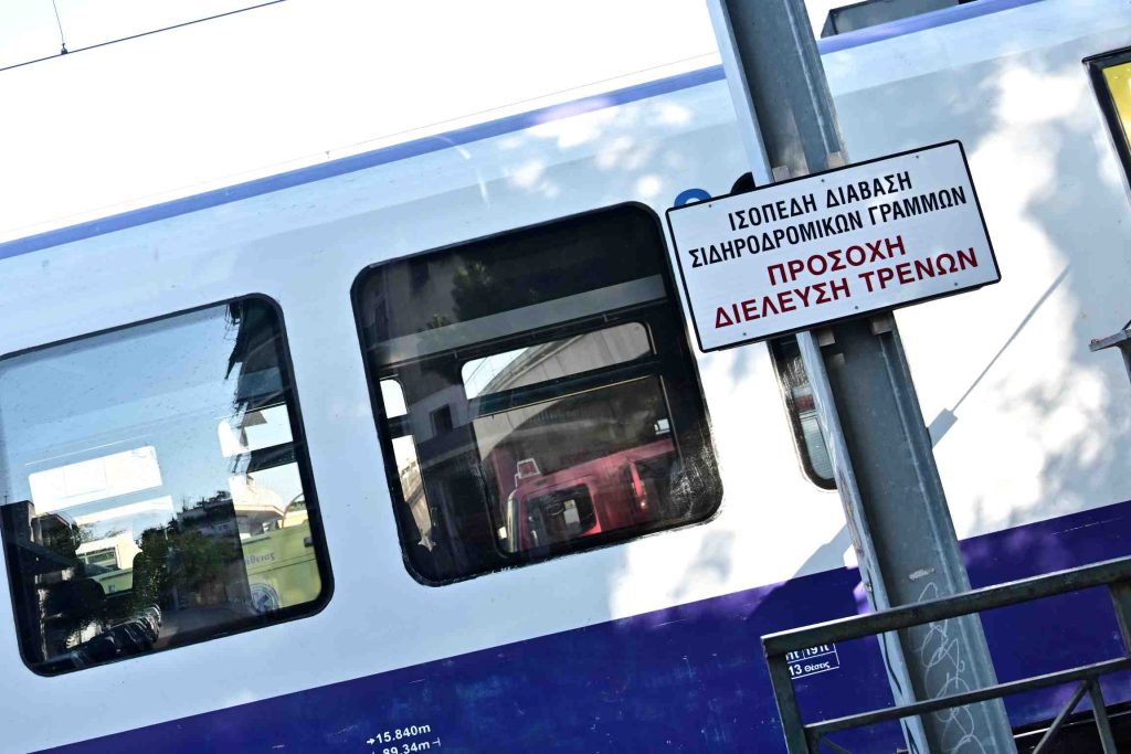 Τραγωδία στο Μεταξουργείο: Νεκρός ηλικιωμένος που παρασύρθηκε από συρμό του Προαστιακού – ΦΩΤΟ