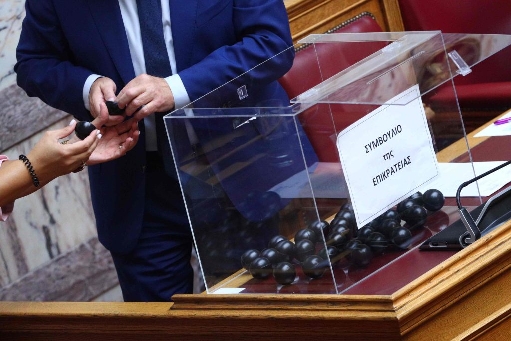 Βουλή – Τέμπη: Κληρώθηκαν τα μέλη του Δικαστικού Συμβουλίου για την υπόθεση Καραμανλή