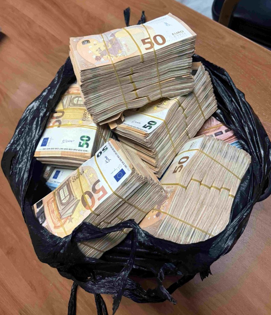 Φυλάκιση 4 ετών στον 22χρονο που έπεισε ηλικιωμένη να… ξεθάψει 100.000 ευρώ από την αυλή της