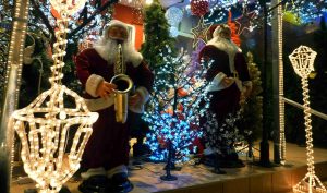 Τι κι αν είναι Σεπτέμβριος! Στη Θεσσαλονίκη στόλισαν πολυκατοικία για τα… Χριστούγεννα – Δείτε βίντεο