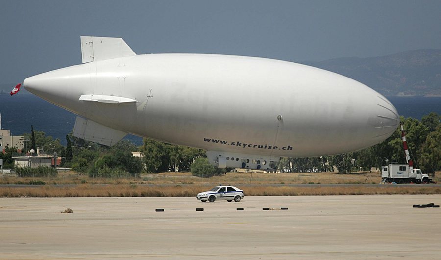 Τεράστιο λευκό αερόπλοιο πετάει πάνω από το Σαν Φρανσίσκο σε viral βίντεο!