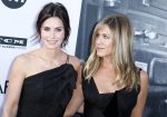 Courteney Cox (L) and Jennifer Aniston