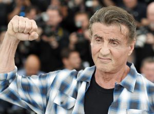 O Sylvester Stallone δείχνει τους πίνακες ζωγραφικής του: “Δημιουργείστε”, vid