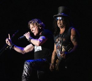 Ο Axl Rose των Guns N’ Roses πέταξε το μικρόφωνο και ξέσπασε πάνω στα ντραμς, vid
