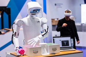 Το ανθρωποειδές ρομπότ που κάνει όλες τις δουλειές του σπιτιού..αλλά διχάζει, vid