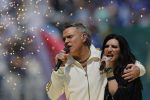 Italian singer Laura Pausini (R) and British singer Robbie Williams