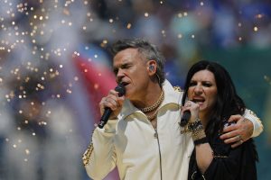 Η Laura Pausini έκανε εμφάνιση έκπληξη μαζί με τον Robbie Williams στο Καλλιμάρμαρο, vid