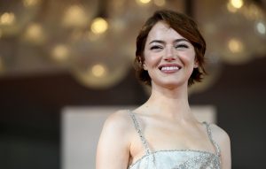 “Bugonia”: Είστε φαλακρός ή θέλετε να ξυρίσετε το κεφάλι σας; Αυτό γίνεται στις ΗΠΑ!