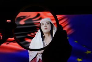 Diella: Η Υπουργός ΑΙ της Αλβανίας…είναι «έγκυος με 83 παιδιά»