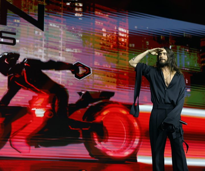 Tron Ares: Ο Jared Leto ως ΑΙ πρόγραμμα εισέρχεται στον κόσμο με τους ανθρώπους, vid
