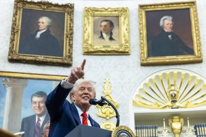 “Κοιτάξτε πόσο όμορφο είναι τώρα το Οβάλ Γραφείο”: Τι άλλαξε ο Τραμπ!