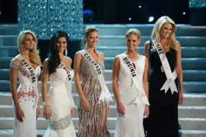 Η Μις Νεβάδα έγινε viral αφού έβγαλε την περούκα της στα καλλιστεία, vid