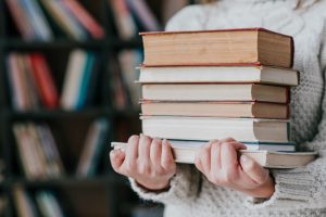 Εισέβαλαν σε αγορά βιβλίου στην Ουκρανία επειδή… πουλούσαν ρωσικά βιβλία και μουσική, vid