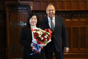 Η στιγμή που ο Λαβρόφ δίνει ένα μπουκέτο λουλούδια στην ΥΠΕΞ της Β. Κορέας, vid