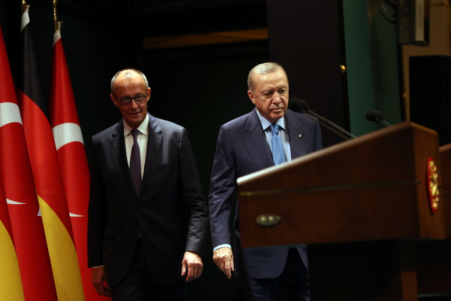 Κοροϊδεύουν την Ελλάδα μπροστά στα «μούτρα» της