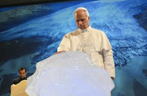 Κόσμος του «τρελού νερού»: Ο Πάπας… ευλόγησε ένα παγάκι για την κλιματική αλλαγή! Video