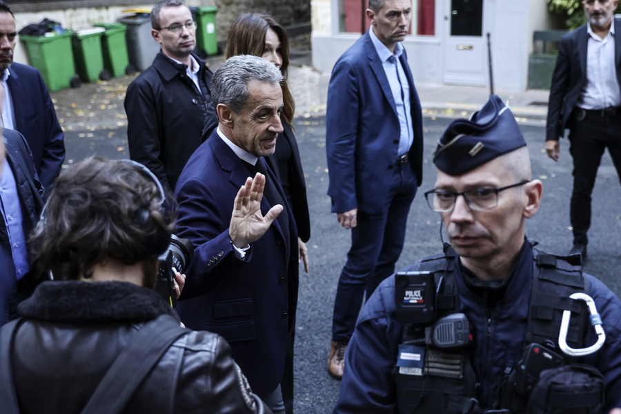 Για τουλάχιστον τρεις εβδομάδες θα μείνει στη φυλακή ο Σαρκοζί