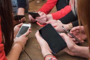 Η Δανία προτείνει να απαγορευτεί η πρόσβαση στα social media στους ανηλίκους κάτω των 15 ετών