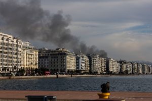 Στις φλόγες κατάστημα εστίασης στην παραλία Θεσσαλονίκης, vid
