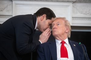 Το σόου Τραμπ αλά… Μπους μπροστά στις κάμερες: Μιλούν για «ιστορική στιγμή», video