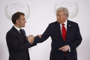 Ο Τραμπ ταπεινώνει Μακρόν, Στάρμερ και Κάρνεϊ μπροστά στις κάμερες, video