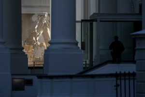 Λευκός Οίκος: Ο Τραμπ… κατεδαφίζει μέρος του κτιρίου-«έμβλημα» των διεθνιστών – ΦΩΤΟ