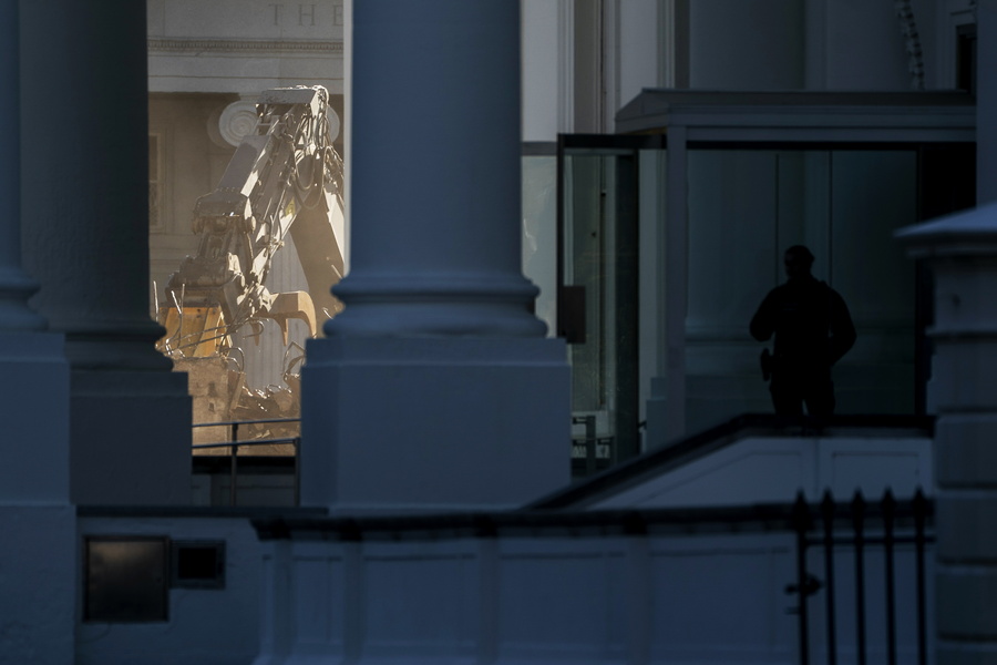 Τραμπ για Λευκό Οίκο: «Είναι πολύ αργά να σταματήσει η αίθουσα που χτίζω»