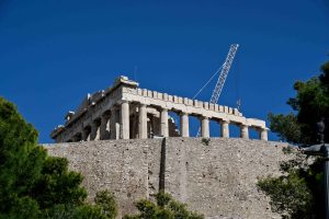 Ιστορική εικόνα: Για πρώτη φορά μετά από 220 χρόνια συμπληρώθηκε το δυτικό αέτωμα του Παρθενώνα – ΦΩΤΟ