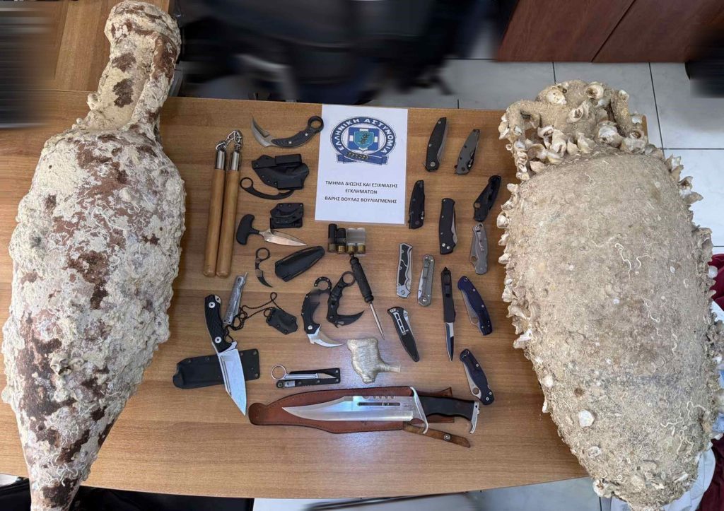 Βουλιαγμένη: Χειροπέδες σε 47χρονο –  Είχε στην κατοχή του αρχαίους αμφορείς και δεκάδες μαχαίρια