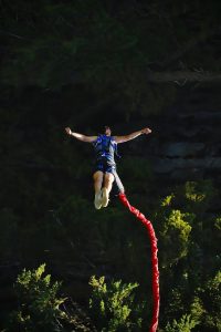Χαμός στην ψηλότερη γέφυρα του κόσμου στην Κίνα – Ξεκίνησαν τα bungee jumping! vid