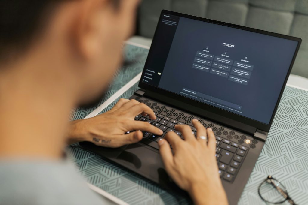 Οι εφαρμογές AI, όπως το ChatGPT, δεν είναι αξιόπιστες για ενημέρωση – Λάθος σχεδόν οι μισές απαντήσεις