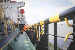 Ινδονησία: Δεξαμενόπλοιο έπιασε φωτιά κατά την επισκευή του – Τουλάχιστον δέκα νεκροί