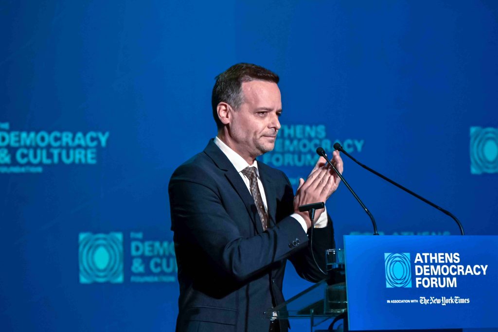 Χ. Δούκας στο Athens Democracy Forum: Σχέδιο για 20.000 κοινωνικές κατοικίες στην Αθήνα έως το 2030