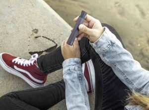 Ανησυχητικά τα στοιχεία για τους 16χρονους στην Ελλάδα: Πίνουν, καπνίζουν και παίζουν τυχερά παιχνίδια