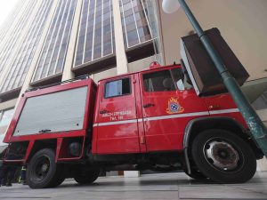 Συναγερμός στην Πυροσβεστική: Έντονη οσμή καπνού στο υπόγειο πάρκινγκ του Πύργου Αθηνών