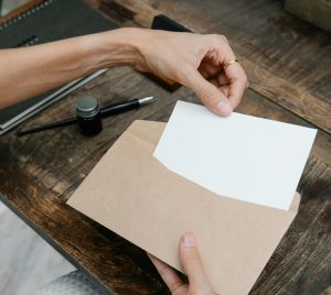 Τι άλλο θα δούμε! 34χρονη μητέρα εξηγεί γιατί τρώει δέκα κομμάτια χαρτί την ημέρα