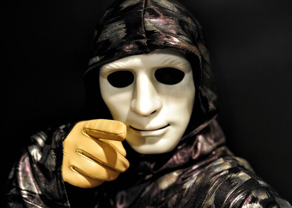Τρομακτικό βίντεο: 3 άνδρες ντυμένοι για το Halloween τρομοκρατούν οικογένεια έξω από το σπίτι της
