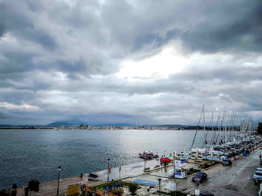 Με αστάθεια κάνει “ποδαρικό” η νέα εβδομάδα: Βροχές και καταιγίδες τοπικά ισχυρές -Ο καιρός μέχρι Παρασκευή