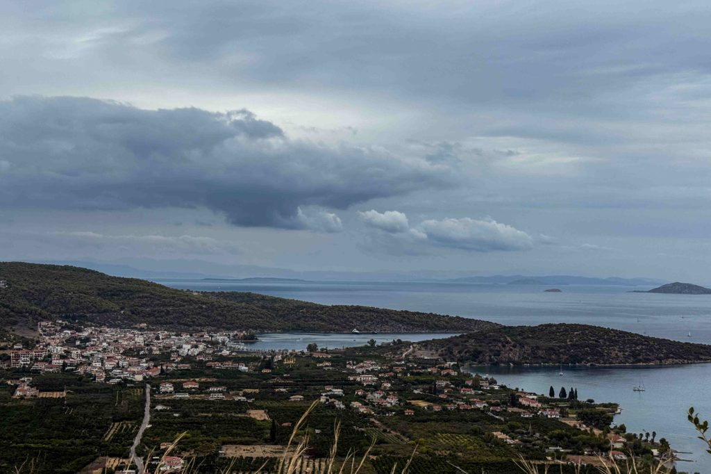 Καιρός σήμερα: Τοπικές βροχές, καταιγίδες και θυελλώδεις άνεμοι στο Ιόνιο – Έως 23 βαθμούς η θερμοκρασία