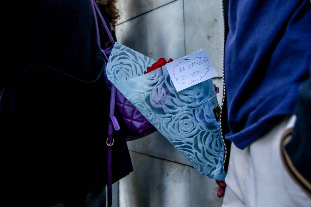 Κηδεία Διονύση Σαββόπουλου: Τον αποχαιρέτησαν με τη “Συννεφούλα” και το”Ας κρατήσουν οι χοροί”