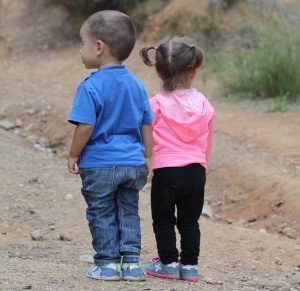 Ζευγάρι από την Κίνα μοιάζουν σαν δυο σταγόνες νερό: «Ποιος είναι ο σύζυγος, ποια η γυναίκα του;»