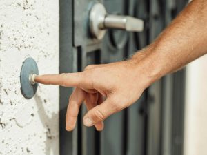 Ηράκλειο: Συλλήψεις και προσαγωγές για τηλεφωνικές άπατες – Εμφανίζονταν ως υπάλληλοι ΔΕΔΔΗΕ