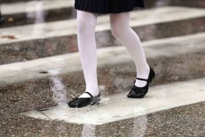 Θεσσαλονίκη: Υπό καταρρακτώδη βροχή παρέλασαν οι μαθητές κερδίζοντας το θερμό χειροκρότημα του κόσμου