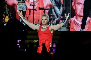 Χιλιάδες κόσμου αποθέωσαν τον Robbie Williams στο Καλλιμάρμαρο – ΒΙΝΤΕΟ από τη συναυλία